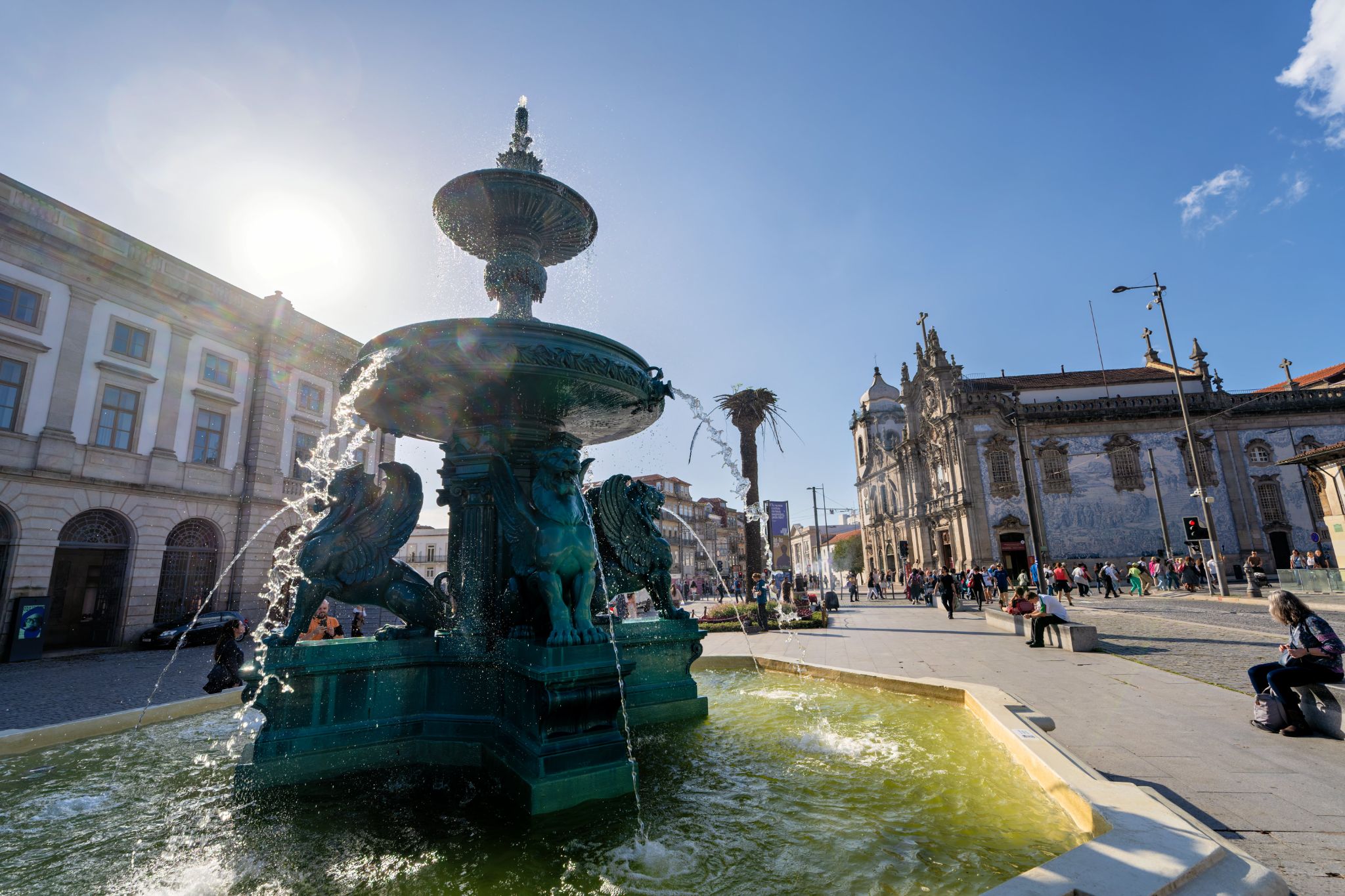 Der Löwenbrunnen neben der Universität ist einer der wenigen nicht in Portugal gebauten Brunnen und zugleich der auffälligste in Porto